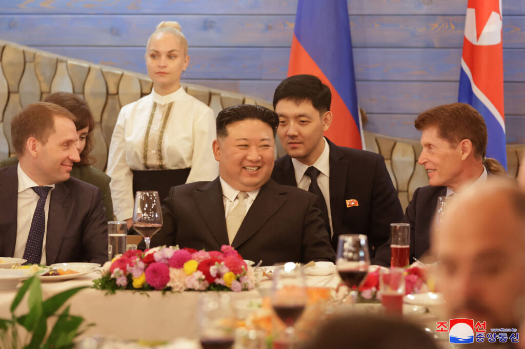 2023年9月17日に撮影され、18日に北朝鮮国営の朝鮮中央通信（KCNA）が公開した写真。ロシア沿海地方のウラジオストクでの晩餐会に出席し、談笑する北朝鮮の金正恩総書記（中央）、ロシアのアレクサンドル・コズロフ天然資源環境相（左）、オレグ・コジェミャコ沿海州知事（右）。（AFP）
