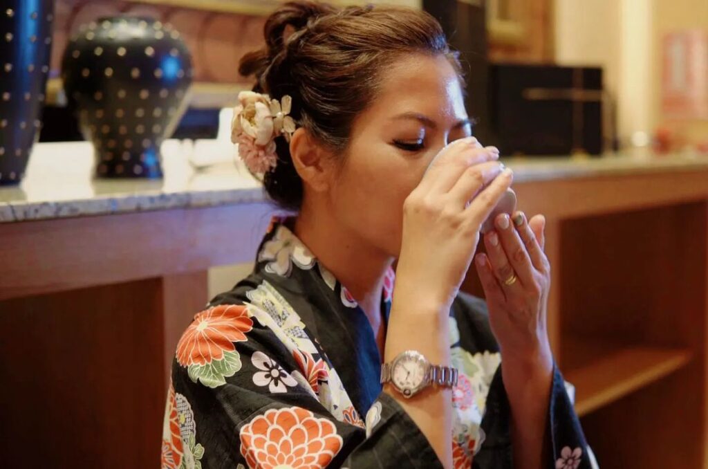 アリザラさんはUAEでお茶の試飲会を100回以上開催してきた。最近TODAで開催された「日本✕ゴッホ展」での日本茶試飲マスタークラスもその一つだ。（インスタグラム： @yvetteteas ）