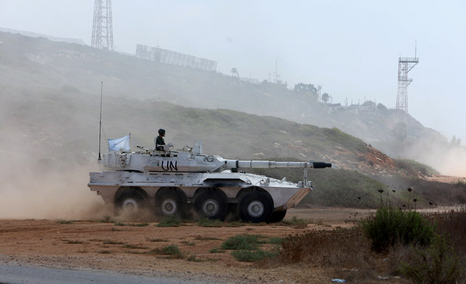 レバノン南部、イスラエルとの国境近くのナクーラで、国連装甲車に乗った国連平和維持軍（UNIFIL）。(ロイター）