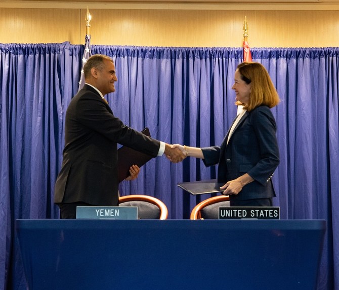 米国のリー・サターフィールド国務次官補(教育・文化担当)とイエメンのモハメド・アル・ハドラミ駐米大使。(ツイッター: @ECA_AS )