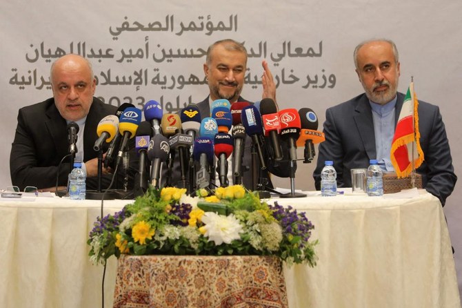 ベイルートで行われた記者会見で発言するイランのホセイン・アミール・アブドラヒアン外相（中央）。2023年9月1日（AFP）