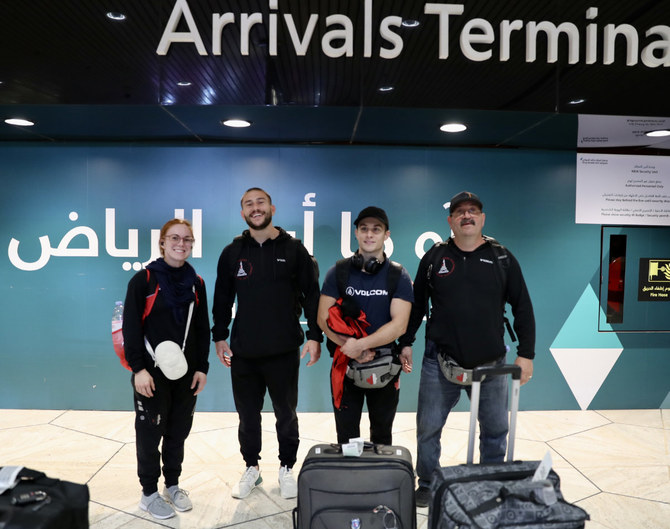 リヤドのキング・ハーリド国際空港に到着したカナダ代表チーム。同チームはサウジアラビアに最初に到着したチームの一つだった。（提供写真）