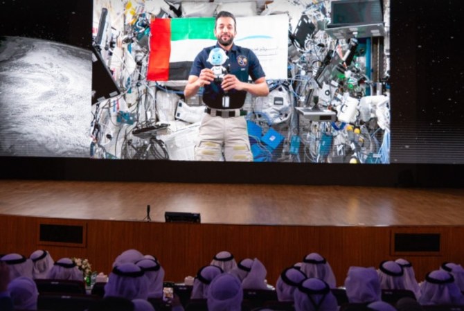 UAEの宇宙飛行士スルタン・アルネヤディ氏は土曜、ガーディアン紙の取材で、アラブ世界には「宇宙についてもっと知りたいと熱望する」若い観衆がいる、そして「興味が湧くような方法で知識を伝えることが私たち宇宙飛行士の責任だ」と語った。(WAM)