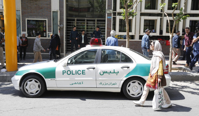 首都テヘランの両替店の前に駐車しているイランの警察車両。（AFP資料写真）