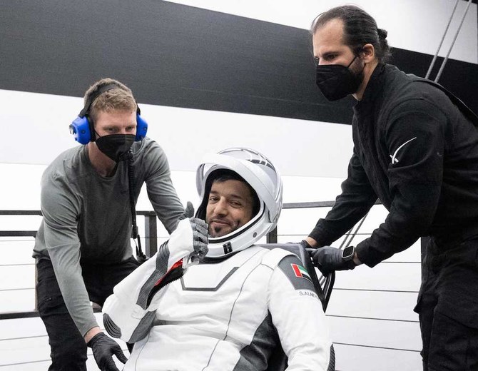 約半年間の宇宙滞在を終え、スペースXのドラゴン・エンデバー宇宙船から助け出されるUAEのスルタン・アルネヤディ宇宙飛行士。(NASA)