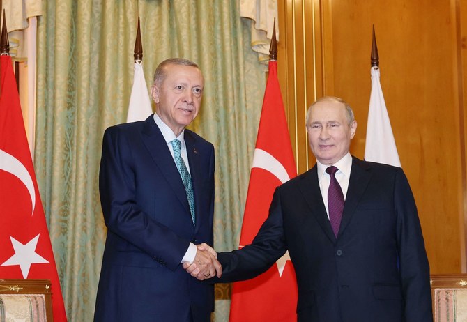 ソチでの会談でトルコのエルドアン大統領と握手するロシアのプーチン大統領。(AFP＝時事）