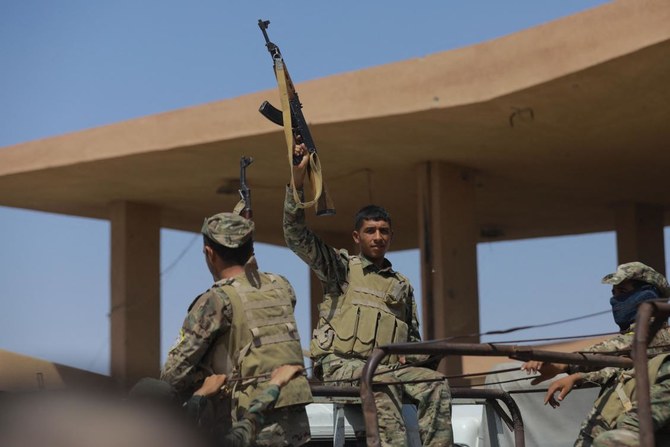 デリゾールからディバンの前線へと移動中にポーズを取るシリア民主軍（SDF）の戦闘員ら。シリア東部。（AFP）
