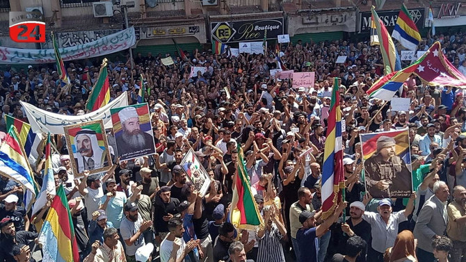 2023年9月8日、南部のドゥルーズ派の都市スウェイダで、シリアのバッシャール・アサド大統領に対する抗議デモに参加する人々。（ロイター）