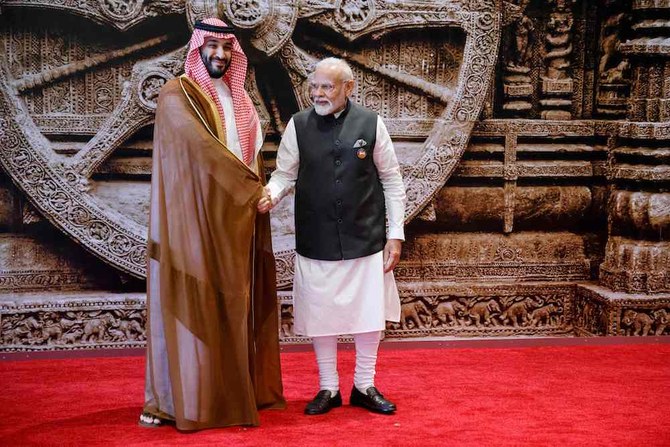 2023年9月9日にニューデリーで開催されるG20首脳会合に先立ち、インドのナレンドラ・モディ首相から歓迎を受ける、サウジアラビアの首相ムハンマド・ビン・サルマン皇太子殿下。(AFP通信)