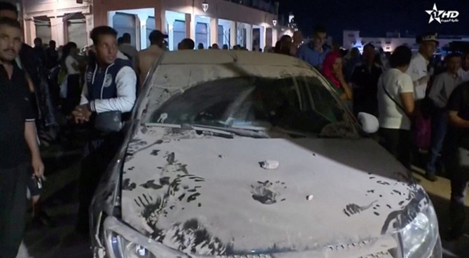 2023年9月9日、モロッコのマラケシュで発生した地震の余波でほこりに覆われた車。（Al Oula TV/ロイター・ハンドアウト）