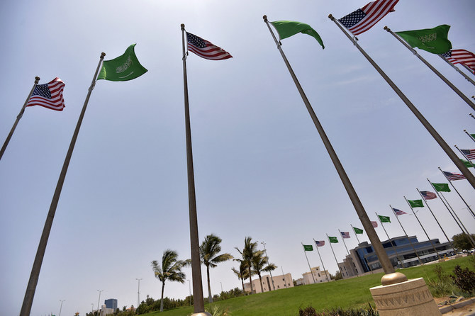 キング・アブドルアジーズ・ロードに並ぶサウジと米国の国旗。2022年7月14日、サウジの紅海に面した港湾都市ジェッダ。（AFP）