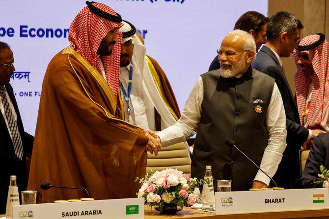 2023年9月9日にニューデリーで開催されたG20首脳会合で、インドのナレンドラ・モディ首相と握手を交わすサウジアラビアのムハンマド・ビン・サルマン皇太子殿下。（POOL / AFP通信）