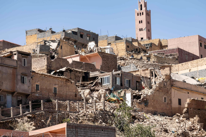 2023年9月9日の大地震の後、アル・ホウズ州Moulay Brahim村の損壊、倒壊した家屋の背後に見えるモスクのミナレット（塔）。（AFP）