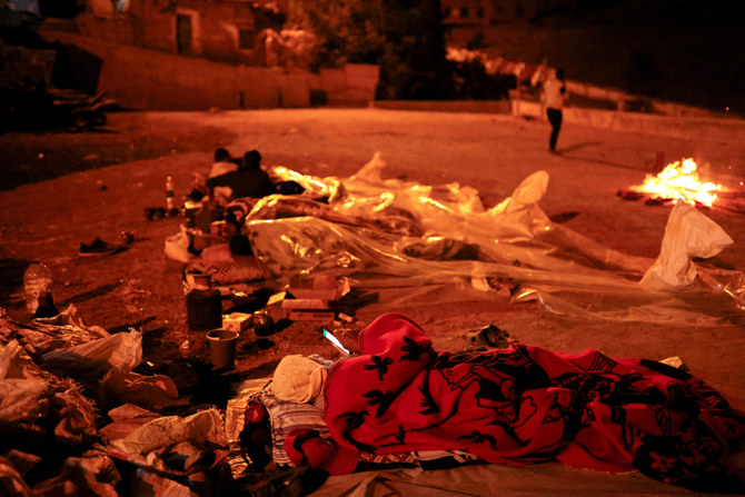 2023年9月9日にモロッコを襲った大地震の後、アル・ホウズ州Moulay Brahim村の路上で眠る人々。（ロイター）