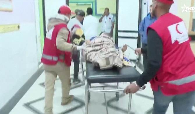 2023年9月9日、モロッコのチチャウアで、地震発生後に負傷者を病院に搬送する救急隊員。このスクリーンショットは報道発表の動画から取得。（ロイター）