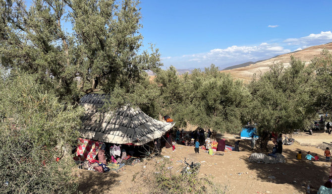 2023年9月10日、モロッコで発生した大地震の後、高アトラス山脈の人里離れた村タフェガフテでテントの下に避難する複数の家族。（ロイター）