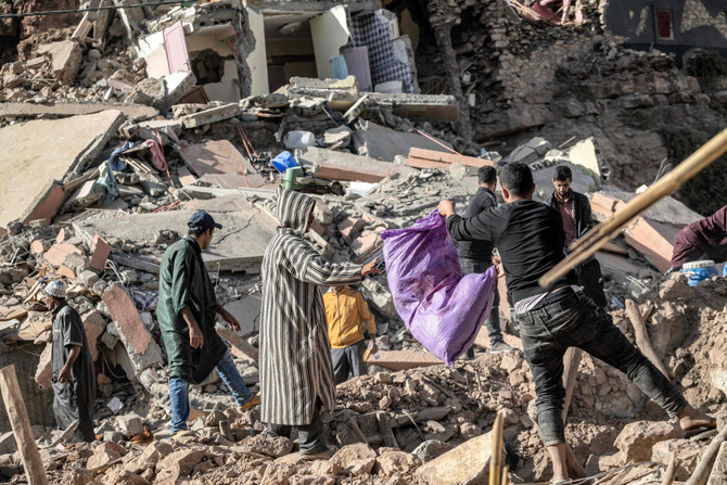 2023年9月10日、激しい地震に襲われたモロッコのアミズミズで、緊急作業員が遺体を運んでいる様子。（ロイター通信）