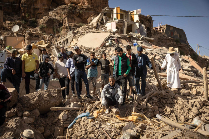 2023年9月10日、激しい地震に襲われたモロッコのアミズミズで、緊急作業員が遺体を運んでいる様子。（ロイター通信）