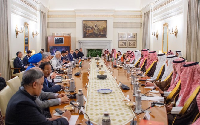 上の写真は、ニューデリーで開催されたサウジアラビアのムハンマド・ビン・サルマン皇太子（右）とインドのナレンドラ・モディ首相が率いる代表団。(ツイッター：@spagov）