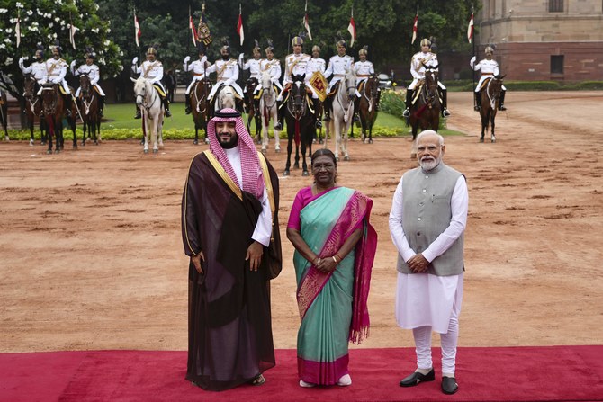 2023年9月11日月曜日、インドのニューデリーで、インド大統領官邸に到着したサウジアラビアのムハンマド・ビン・サルマン皇太子（左）が、インドのドゥルパディ・ムルム大統領（中央）、インドのナレンドラ・モディ首相と儀礼的なレセプションでポーズをとる。(AP)