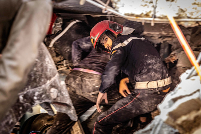 2023年9月9日、アル・ホウズ州ムーレイ・ブラヒムで、地震発生後に倒壊した家屋の瓦礫の下で生存者を捜索する救助隊。（AFP）