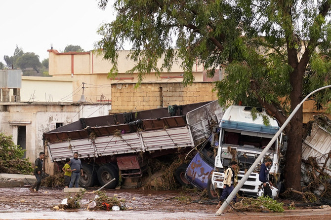 2023年9月11日、ベンガジを拠点とするリビア暫定首相事務所が提供した資料写真は、地中海暴風雨「ダニエル」の後、東部の都市ベンガジでトレーラートラックが木に衝突した様子。(AFP＝時事）
