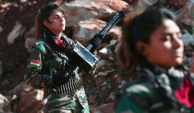 2022年12月1日、イラク北部に位置するクルド人自治区首都エルビルの非公開の場所にある基地で撮影された、イランの分離独立派クルディスタン自由党（PAK）に所属するクルド人部隊ペシュメルガの女性戦闘員たち。（AFP通信）
