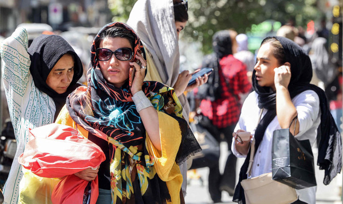 通りを歩きながら携帯電話で話す女性。2023年9月10日、テヘラン。2022年9月、22歳だったクルド系イラン人のマフサ・アミニさんが警察による拘束下で死亡した事件をきっかけに大規模なデモが勃発した後、イラン当局はインスタグラムやワッツアップを含む主要ソーシャルメディアをブロックした。（AFP）