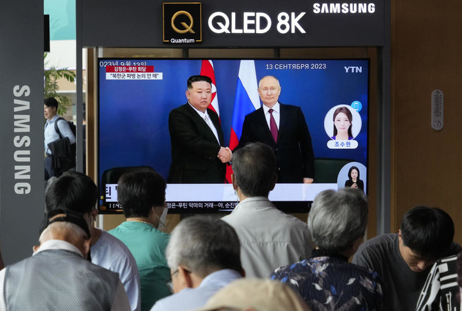 2023年9月14日、ソウル市のソウル駅。ロシア、ウラジーミル・プーチン大統領（右）と北朝鮮、金正恩委員長の会談の様子を伝えるニュース映像がテレビ画面に映し出された。（AP）