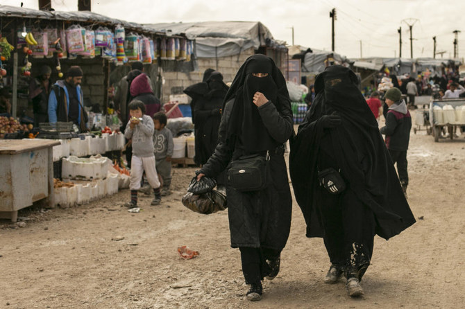 イラクは、シリア北東部の数万人収容キャンプからの自国民の本国送還を強化する。その多くはダーイシュ戦闘員の妻や子どもたちである。(資料/AP)