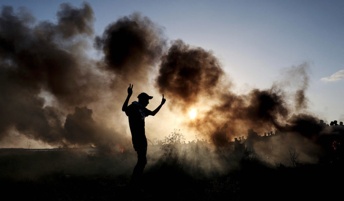 2023年9月15日、イスラエルとガザの国境沿いでパレスチナ人がイスラエル兵と衝突し、タイヤに火を付けた。（AFP通信）