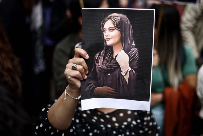 昨年のマフサ・アミニさんデモでは治安部隊員数十人を含む数百人が死亡し、数千人が逮捕された。イラン政府はこのデモを、外国諸国の政府に扇動された「暴動」と決めつけた。（AFP）