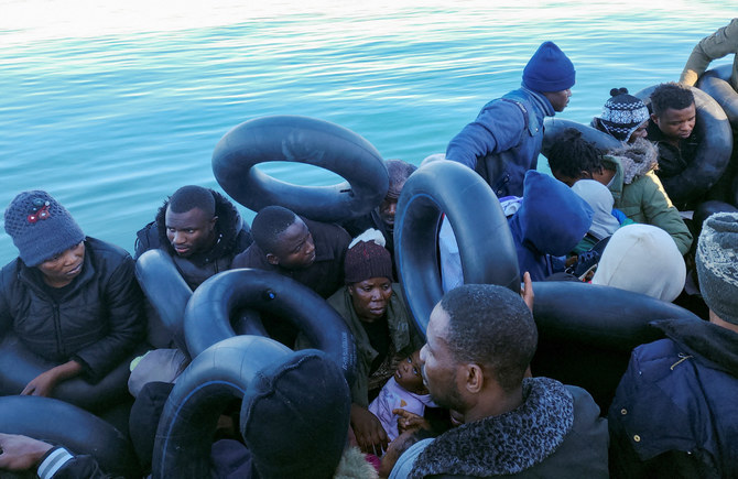 チュニジアのスファックス沖でイタリアへ渡航しようとしていたところをチュニジア沿岸警備隊に止められたボート上の移民たち。2023年4月27日（REUTERS）