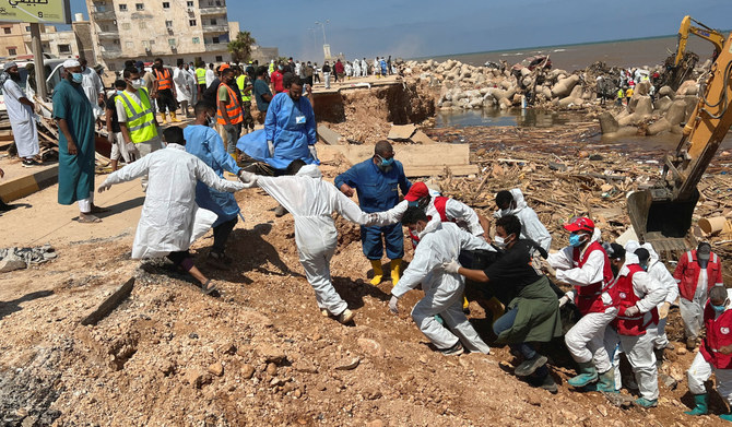 リビアのデルナで発生した洪水の余波を受け、海岸で遺体を捜索する救助隊とリビア赤新月社のメンバー。2023年9月16日撮影。（ロイター）