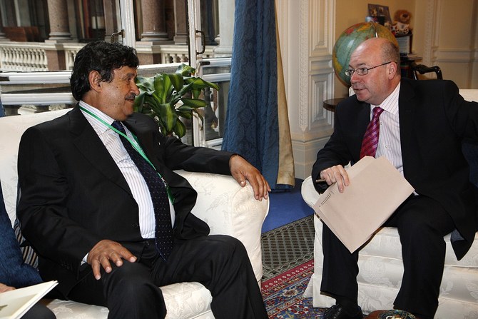 2010年7月15日にロンドンで撮影された写真。当時、欧州担当相だったアブデル・アティ・アル・オベイディ氏がアリスター・バート外務・英連邦相（当時）と会談している。（提供：英国外務・英連邦省）