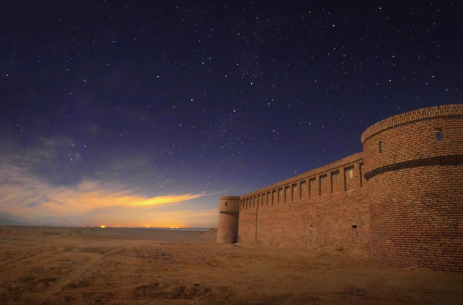 イランのカーシャーンとアラン・ヴァ・ビドゴル近くにあるマランジャブ砂漠で、満天の星空と夕日を背にした古代イランのキャラバンサライ。（Shutterstock）