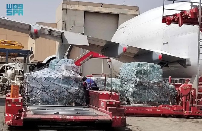 同センターの専門チームがリビア赤新月社と協力して支援物資の配布作業を指揮する。（国営サウジ通信）