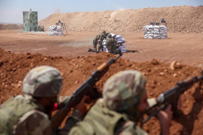 軍事訓練に参加する親トルコのシリア人戦闘員ら。2023年8月29日、シリアの反体制派支配下のアレッポ県北部の町マレア。（AFPファイル写真）