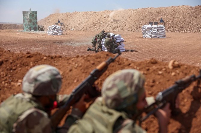 軍事訓練に参加する親トルコのシリア人戦闘員ら。2023年8月29日、シリアの反体制派支配下のアレッポ県北部の町マレア。(AFPファイル写真)
