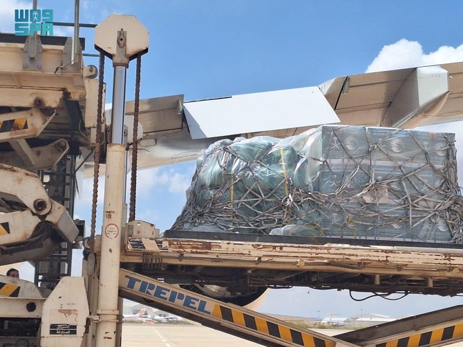 サウジアラビアの支援機関KSreliefのチームが、リビア赤新月社と協力して支援物資の配布作業を監督する。（国営サウジ通信）