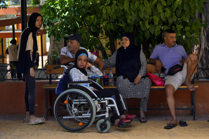 アイン・アル・ヒルワ難民キャンプで勃発した戦闘の後に自宅から避難した、63歳のパレスチナ難民ムニラ・アブ・アームシャ氏（右から2番目）と他の住民が、2023年9月20日にベイルートの南のセブリンにある国連が運営する訓練センターで座っている。（AP通信）