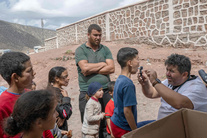 大地震発生後の2023年9月17日、アトラス山脈のマラケシュとタルーダントの間にある学校で、医療班が避難民の健康診断を実施。（ビュレント・キリク/AFP通信）