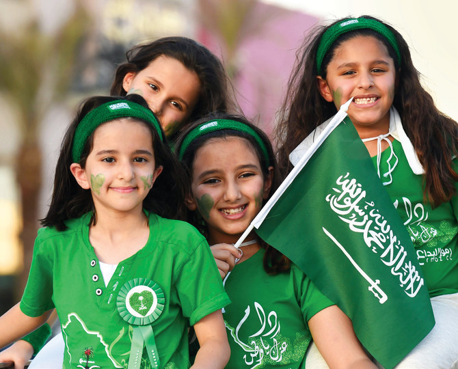 サウジアラビアの子供たちは23日、王国の紛れもない緑の旗を振り、建国記念日の精神に浸る。（AFP/写真）