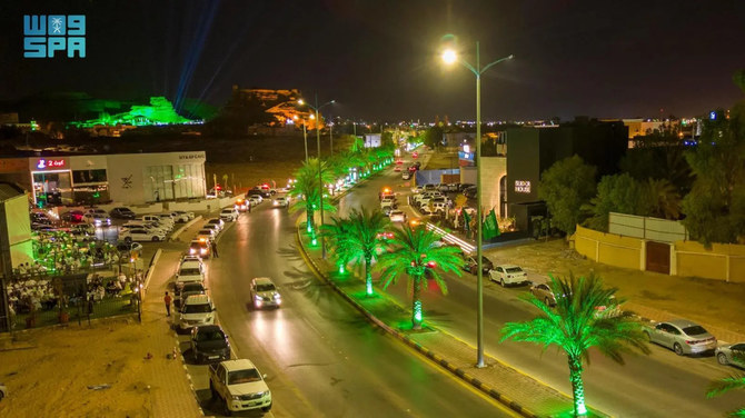 北部のアルジャウフ州では、建国記念日を祝して、道路や公共の場が緑の旗、国旗柄、カラフルなライト、模型で飾られている。（SPA）