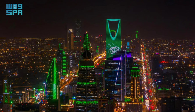 サウジアラビアの93回目の建国記念日を象徴する「93」の数字が、キング・ファハド・ロードとノーザン・リング・ロードのインターチェンジに隣接するリヤド、キング・アブドラ金融地区(KAFD)の高層ビルのひとつで輝く。(SPA)