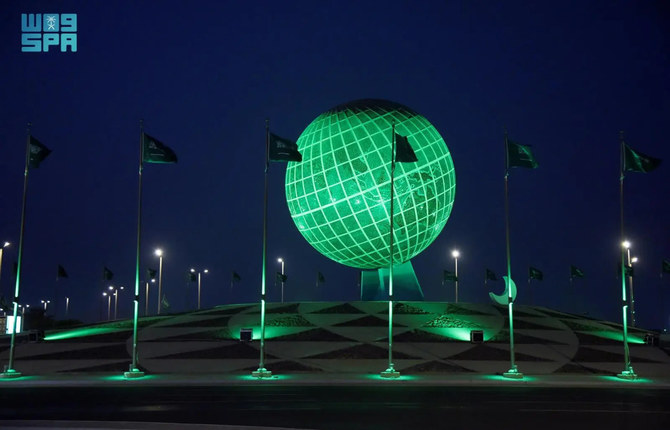 ジェッダでは22日、第93回建国記念日を祝って、公道や広場が緑色に染まった。(SPA)