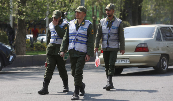 通りを歩くイランの警察官たち。2023年4月15日、イランのテヘラン。（ロイター）