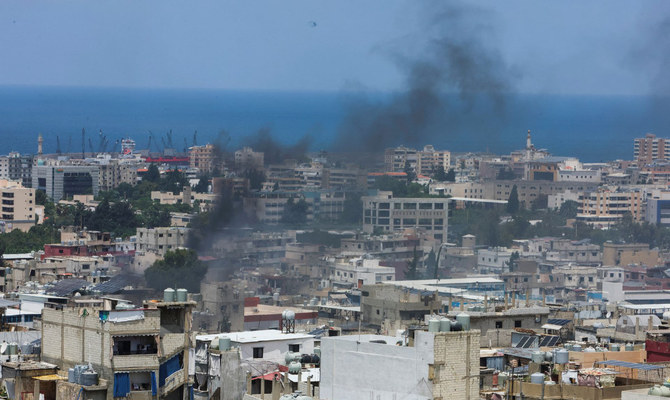 アイン・アル・ヒルウェ難民キャンプでパレスチナ派閥間の衝突が発生し、煙が立ち上る。レバノンのシドン。（ロイター/ファイル）