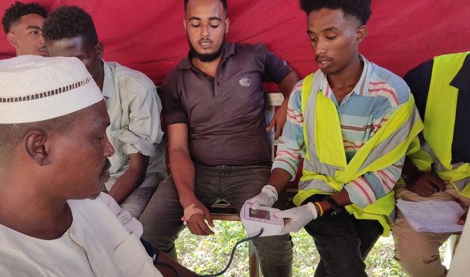 2023年9月22日、戦火に疲弊したスーダンの東部ゲダレフ州で、ウイルス感染の拡大が報告される中、デング熱の検査を受けるために医療機関に並ぶ人々。（AFP通信）