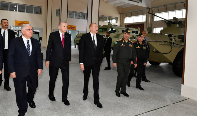 アゼルバイジャン訪問中にナヒチェバンの修復・生産複合施設を訪問したトルコのレジェップ・タイイップ・エルドアン大統領とアゼルバイジャンのイルハム・アリエフ大統領。（ロイター通信）